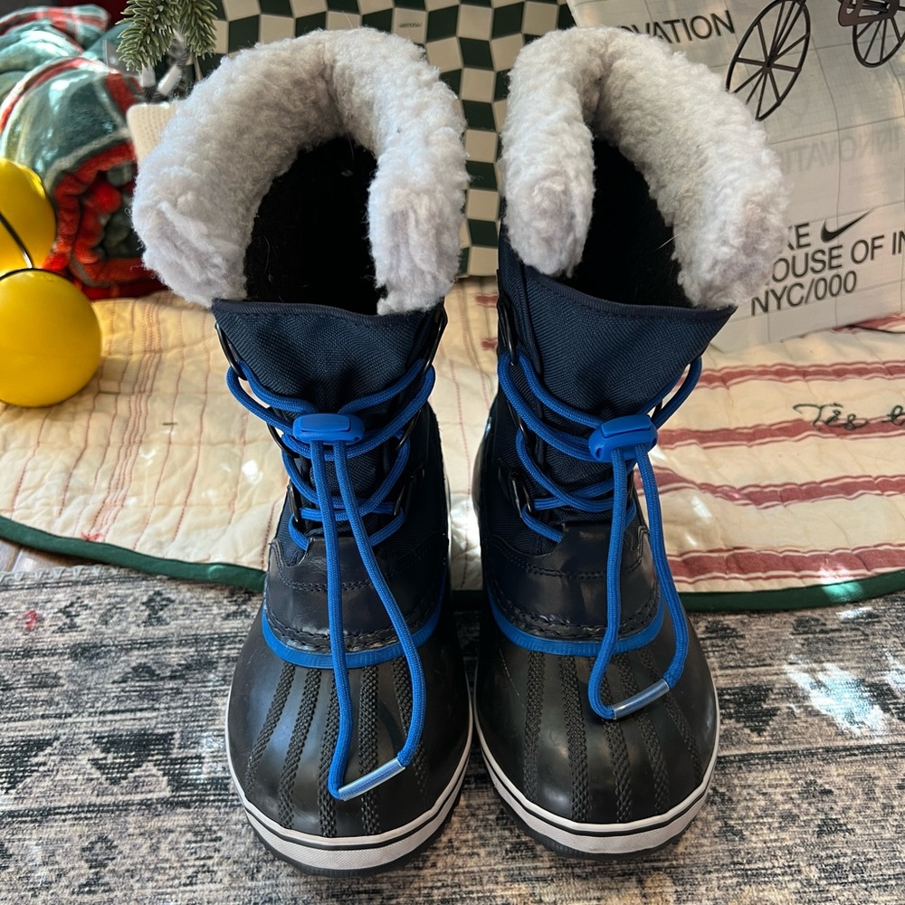 Sorel Kids Yoot Pac waterproof boots size 4